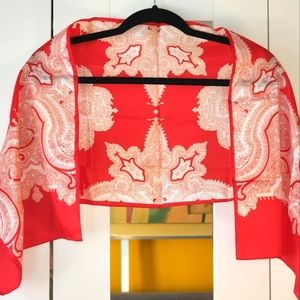 Gorgeous scarf with red and white detailed design